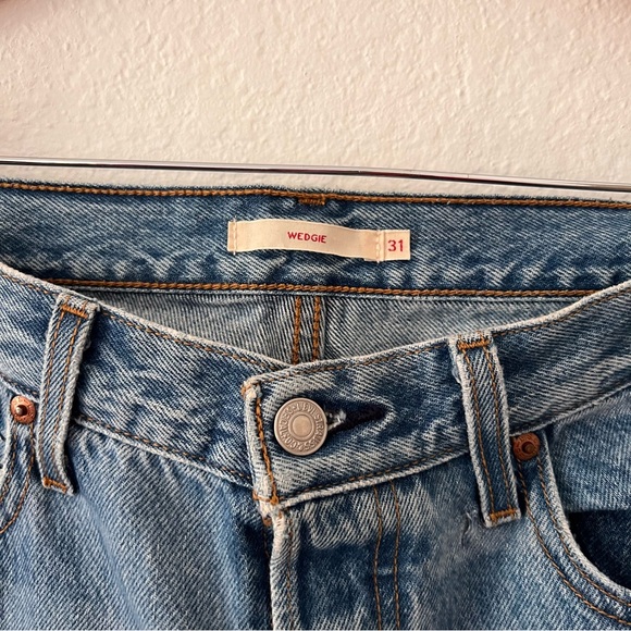 Levi’s Medium Wash Distressed Wedgie Jeans Sz 31 - Picture 2 of 4